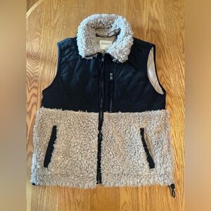 NWOT Abercrombie & Fitch Sherpa Vest Full Zip Beige & Black Women XS